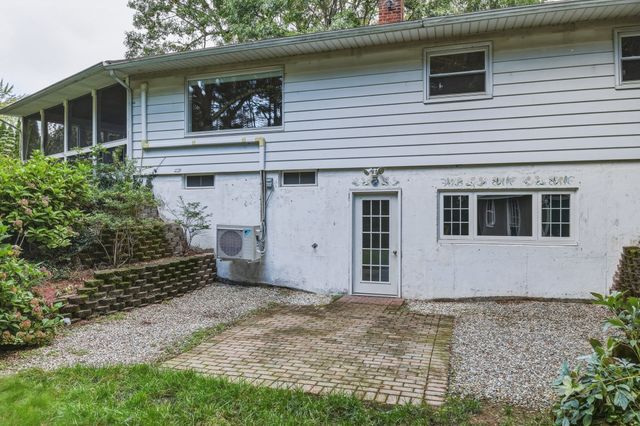 34 Skyridge Ln, Springfield, MA 01128