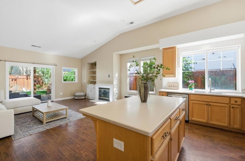 Image 9 of property listing at 1655 Valley Oaks Drive, Gilroy, CA 95020