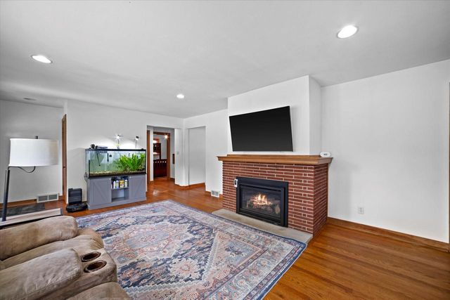 1020 E Laflin AVENUE, Waukesha, WI 53186