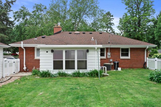 1020 E Laflin AVENUE, Waukesha, WI 53186