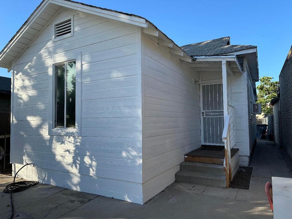 Image 2 of property listing at 148 E Street, Fresno, CA 93706