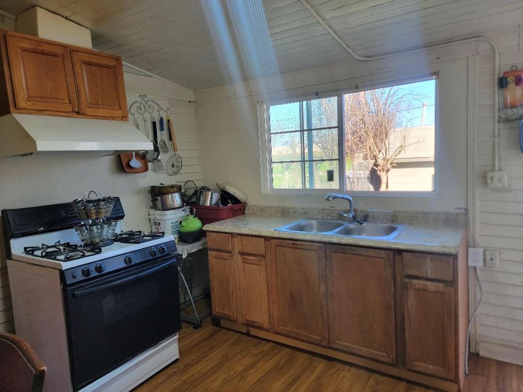 Image 4 of property listing at 148 E Street, Fresno, CA 93706