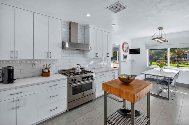 831 NE 109th St, Biscayne Park, FL 33161