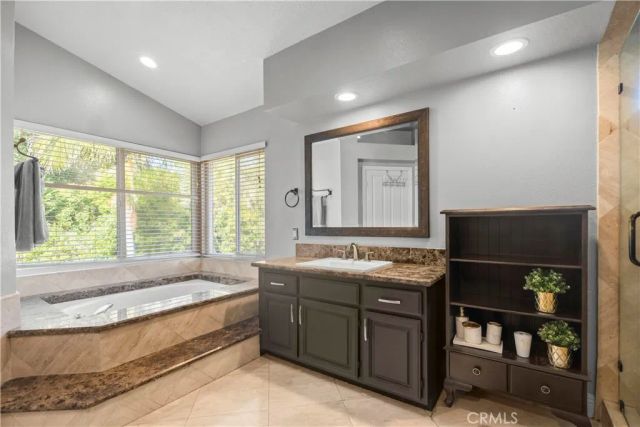 46 Los Felis, Pomona, CA 91766