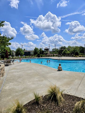 5048 Hunters Village Dr, E, Lebanon, TN 37087