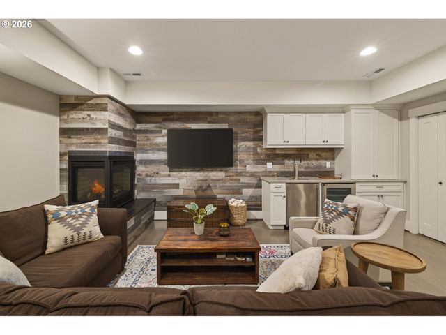 3239 Nw SKYLINE Blvd, Portland, OR 97229