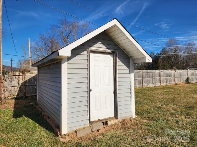 31 Stanley Street, Candler, NC 28715