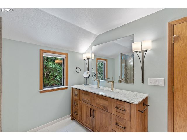 10052 Sw BALMER Cir, Portland, OR 97219