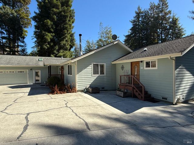 18920 Timberpointe Dr, Fort Bragg, CA 95437