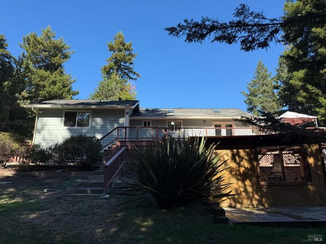 18920 Timberpointe Dr, Fort Bragg, CA 95437