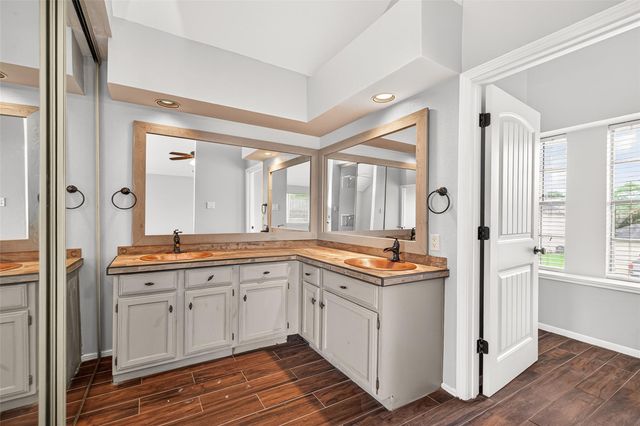 10414 Green Valley Ln, Houston, TX 77064