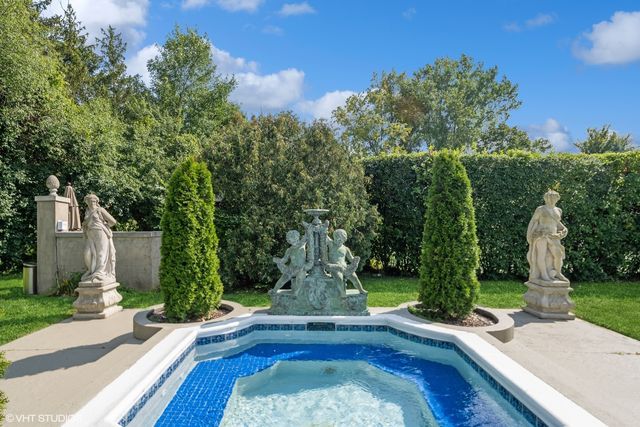 275 Sussex Lane, Lake Forest, IL 60045