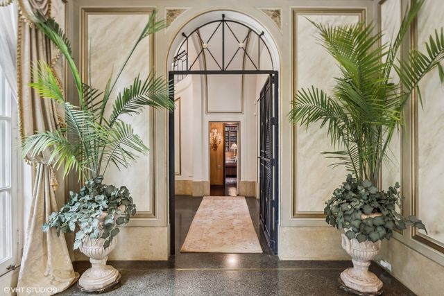 275 Sussex Lane, Lake Forest, IL 60045