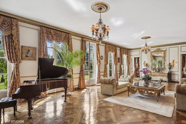 275 Sussex Lane, Lake Forest, IL 60045