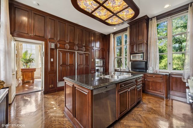 275 Sussex Lane, Lake Forest, IL 60045