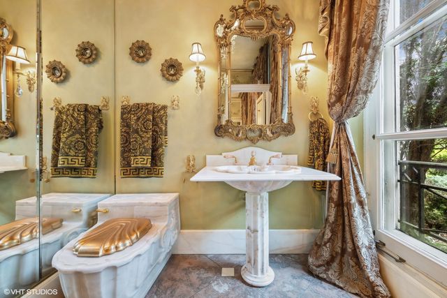 275 Sussex Lane, Lake Forest, IL 60045