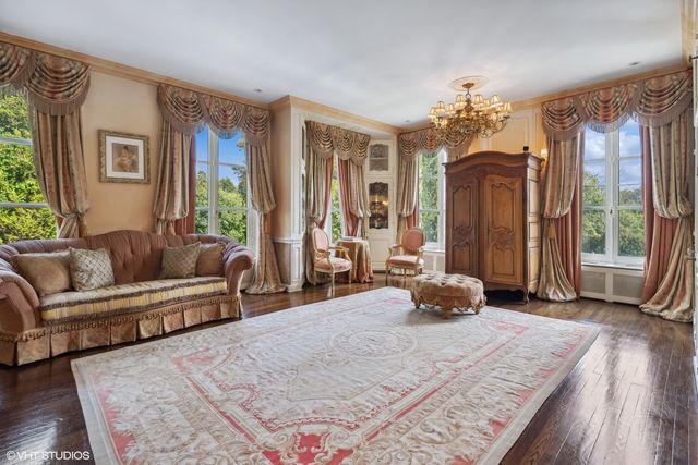 275 Sussex Lane, Lake Forest, IL 60045