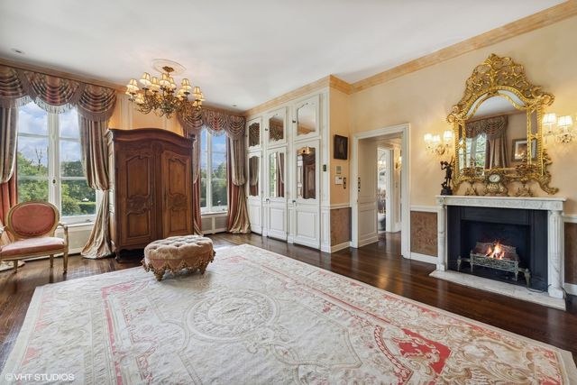 275 Sussex Lane, Lake Forest, IL 60045