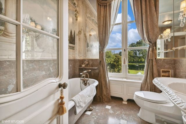 275 Sussex Lane, Lake Forest, IL 60045