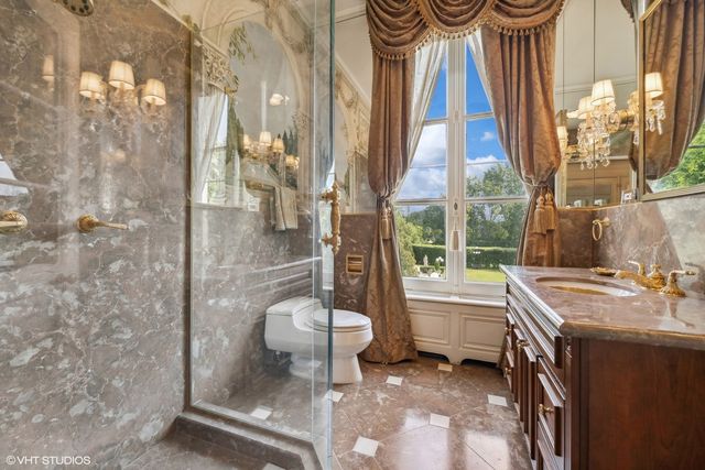 275 Sussex Lane, Lake Forest, IL 60045