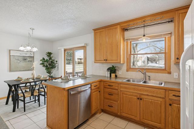 8824 41st Avenue N, New Hope, MN 55427