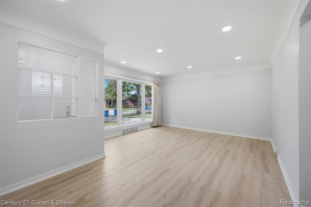 8108 Whitefield Street, Dearborn Heights, MI 48127
