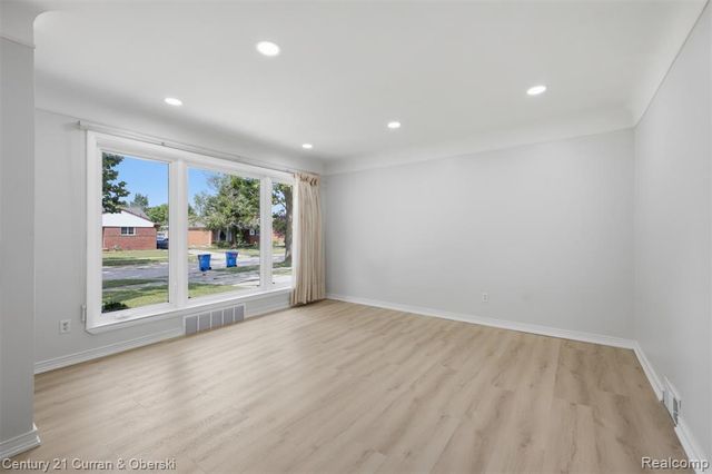 8108 Whitefield Street, Dearborn Heights, MI 48127