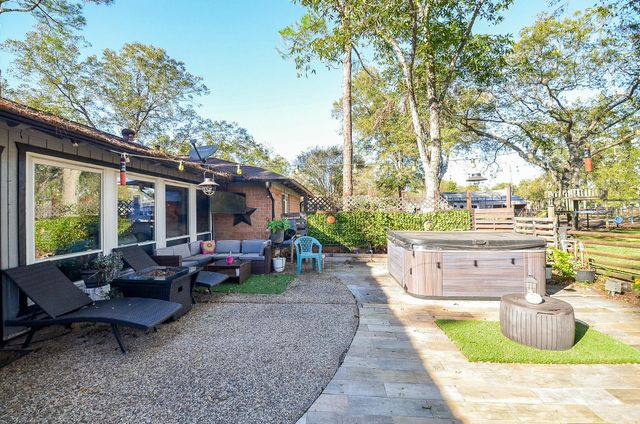 720 Surrey Lane, Simonton, TX 77485