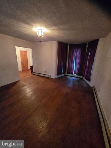 6 TOWNSHIP LINE RD, Line Lexington, PA 18932