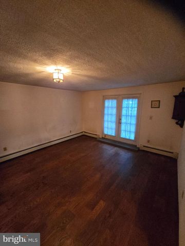 6 TOWNSHIP LINE RD, Line Lexington, PA 18932