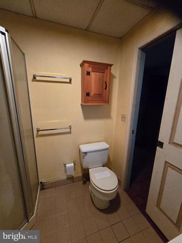 6 TOWNSHIP LINE RD, Line Lexington, PA 18932