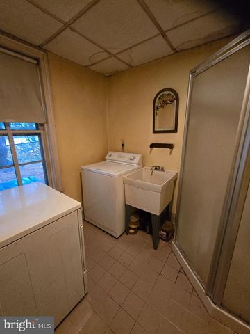 6 TOWNSHIP LINE RD, Line Lexington, PA 18932