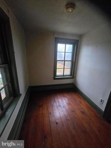 6 TOWNSHIP LINE RD, Line Lexington, PA 18932