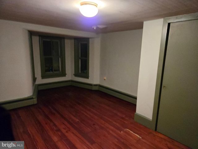 6 TOWNSHIP LINE RD, Line Lexington, PA 18932