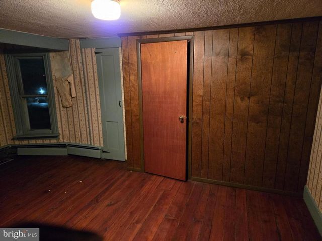 6 TOWNSHIP LINE RD, Line Lexington, PA 18932