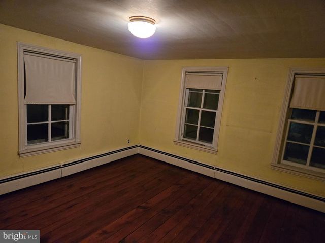 6 TOWNSHIP LINE RD, Line Lexington, PA 18932