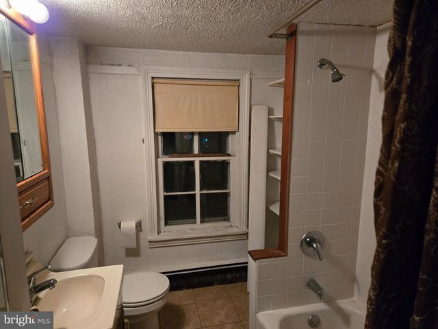 6 TOWNSHIP LINE RD, Line Lexington, PA 18932