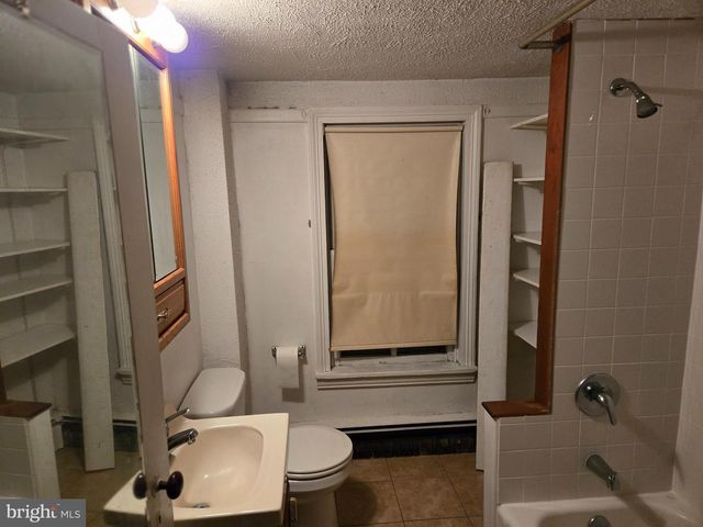 6 TOWNSHIP LINE RD, Line Lexington, PA 18932