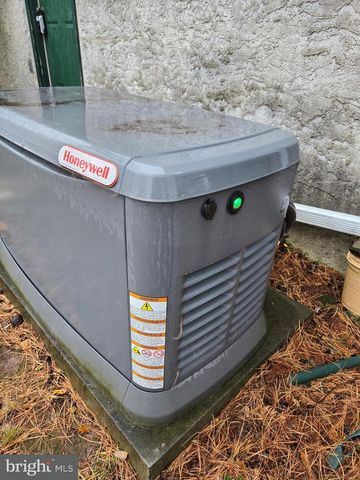 6 TOWNSHIP LINE RD, Line Lexington, PA 18932