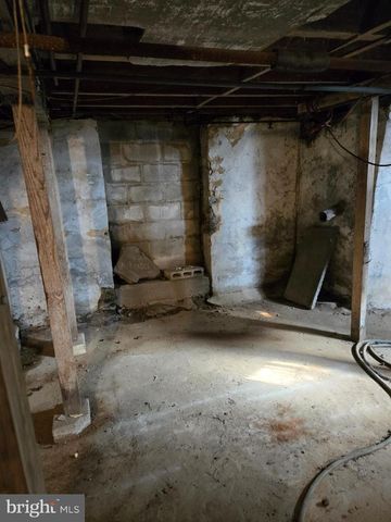 6 TOWNSHIP LINE RD, Line Lexington, PA 18932