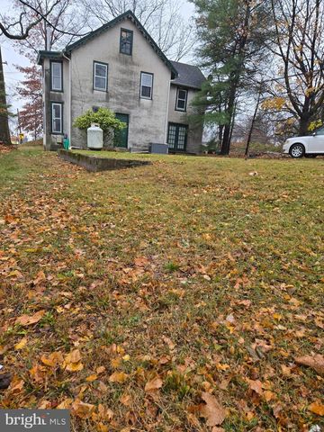 6 TOWNSHIP LINE RD, Line Lexington, PA 18932