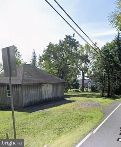 6 TOWNSHIP LINE RD, Line Lexington, PA 18932