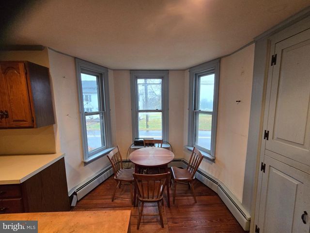 6 TOWNSHIP LINE RD, Line Lexington, PA 18932