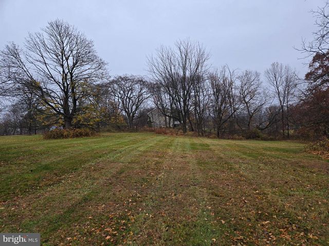 6 TOWNSHIP LINE RD, Line Lexington, PA 18932