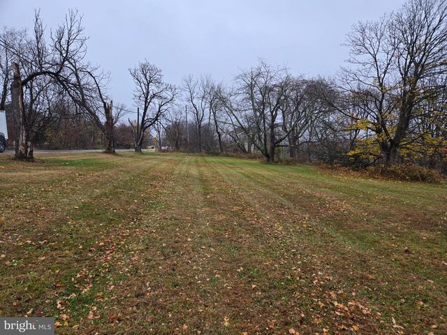 6 TOWNSHIP LINE RD, Line Lexington, PA 18932