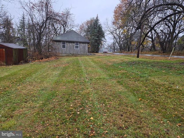6 TOWNSHIP LINE RD, Line Lexington, PA 18932