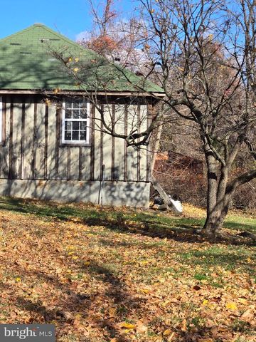 6 TOWNSHIP LINE RD, Line Lexington, PA 18932