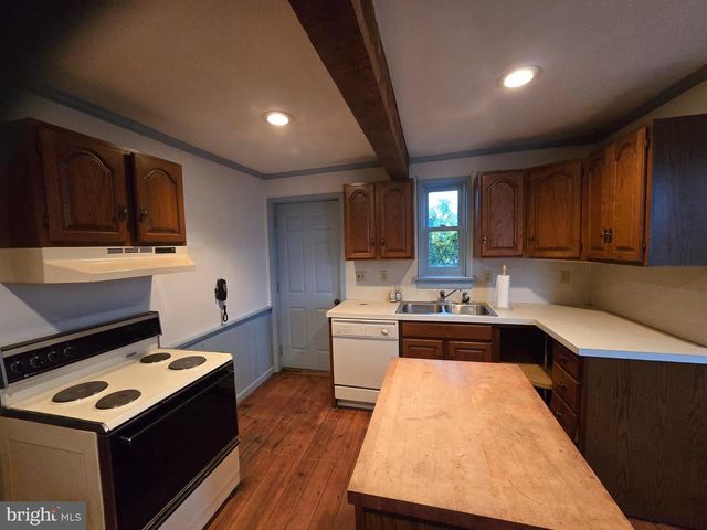 6 TOWNSHIP LINE RD, Line Lexington, PA 18932