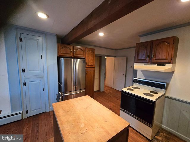 6 TOWNSHIP LINE RD, Line Lexington, PA 18932