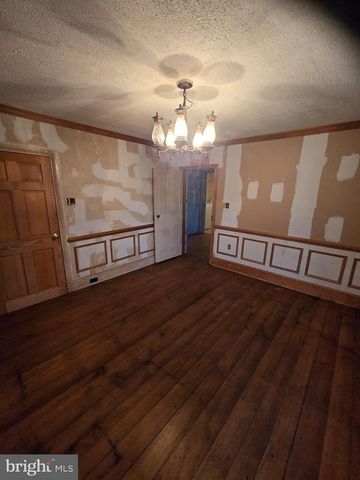 6 TOWNSHIP LINE RD, Line Lexington, PA 18932